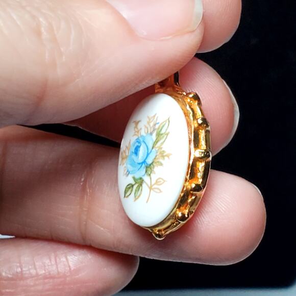 Vintage Floral Blue Rose Necklace Gold Tone 24" Hong Kong - Picture 3 of 7